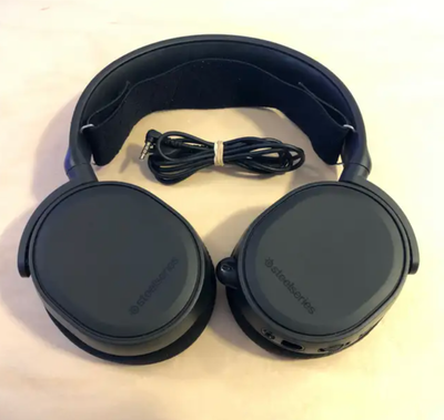 Black SteelSeries Arctis 3 Gaming Wired Headphones Earphones Headset is basically new Condition For...