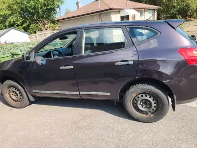 Nissan rogue 2011 Color black Milage 199k Automatic transmission Passenger Airbag light on Selling a...