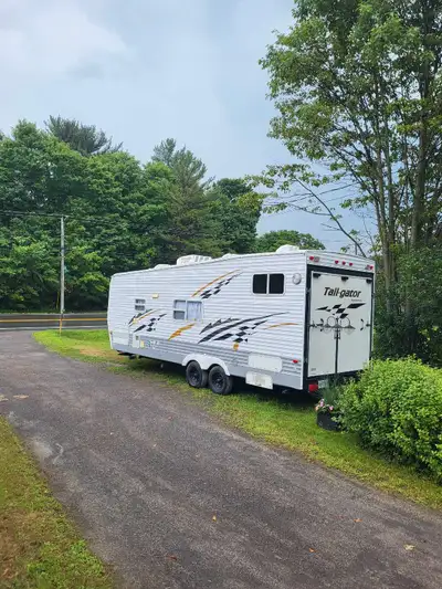 Roulotte 25 pi trail gator Porte arrière 84po avec rideau moustiquaire, très bonne état et très prop...