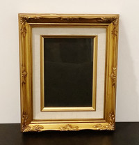 Cadre en bois  couleur or, avec passe-partout,  9 x 11" pour pho