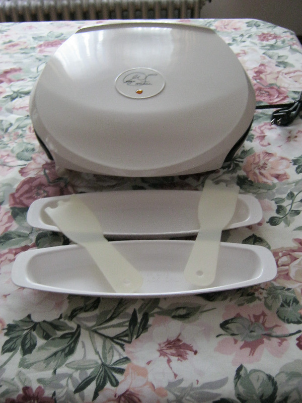 NEVER USED George Foreman Grill, Model # GR30 & 2 recipe books dans Fours à micro-ondes et cuiseurs  à Ville d’Halifax