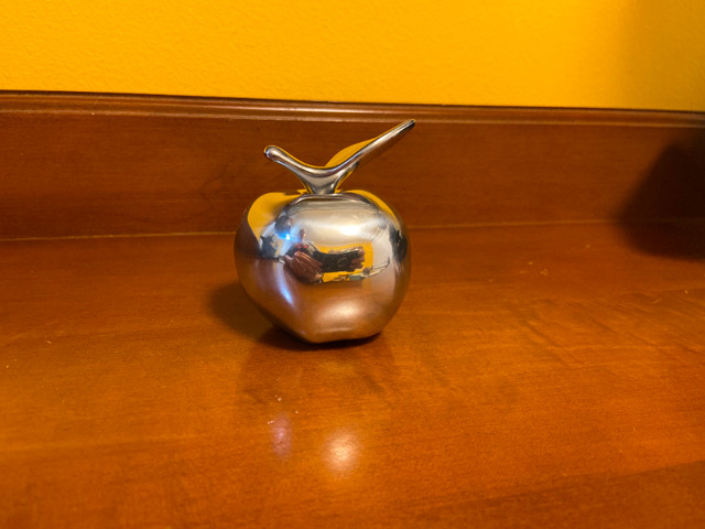 Vintage Hoselton Paperweight Aluminum Apple Sculpture Signed in Arts & Collectibles in Oshawa / Durham Region - Image 2