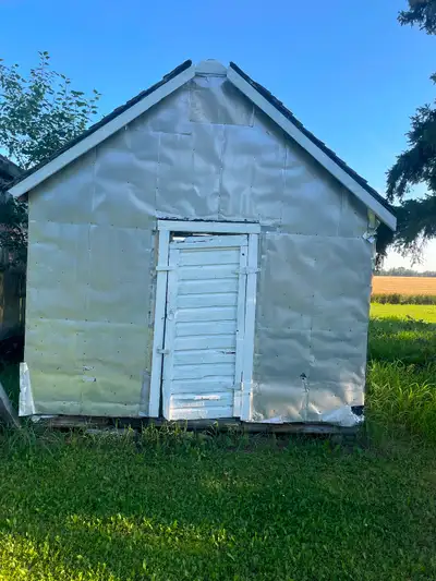 Greenhouse shed for sale Wood in great condition, tin siding, ready for greenhouse paneling L: 14 ft...