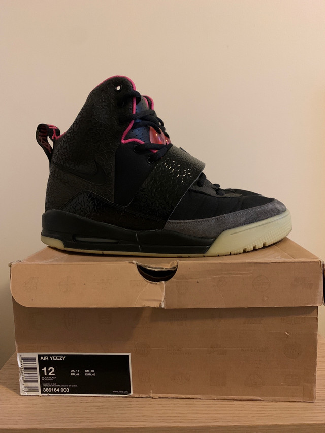 Nike Air Yeezy "Blink" size 12 in Men's Shoes in City of Toronto - Image 4