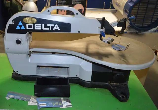 Delta Scroll Saw in Power Tools in Belleville - Image 2