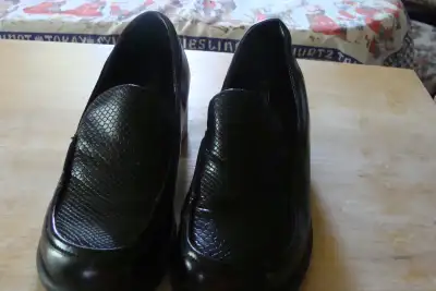 Mocassins en cuir noir, pointure 9, View more