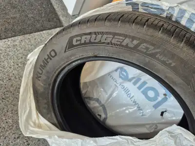 4 Pneus ete Kumho Crugen HP71 avec Foam interieur 275/50 R20 Utilise que 5 mois env.7000km si annonc...