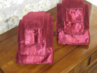 2 ensembles de serviettes décoratives bourgognes garni de satin.