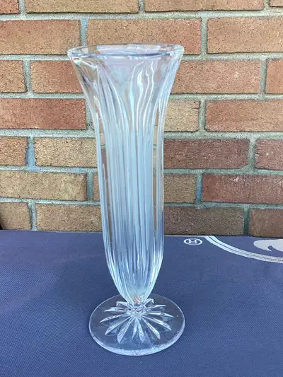 Vase pour fleurs en Cristal/Crystal Flower Vase - small Voir mes autres annonces/See my other adds