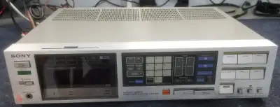 Sony STR-VX750 Amplificateur avec Radio AM/FM Testé et Fonctionnel Télécommande non inclus. Disponib...