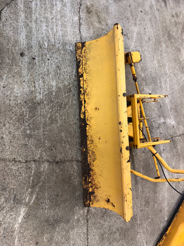 Cub cadet 42” plow for 2000 series mower in Lawnmowers & Leaf Blowers in Peterborough - Image 3