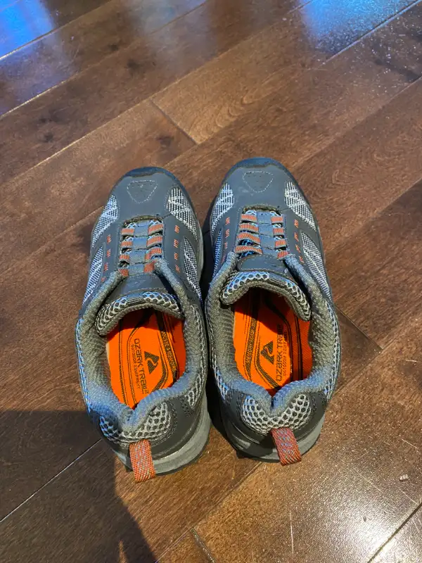 Selling brand new boy runners - Size 1 in Kids & Youth in St. Albert - Image 5