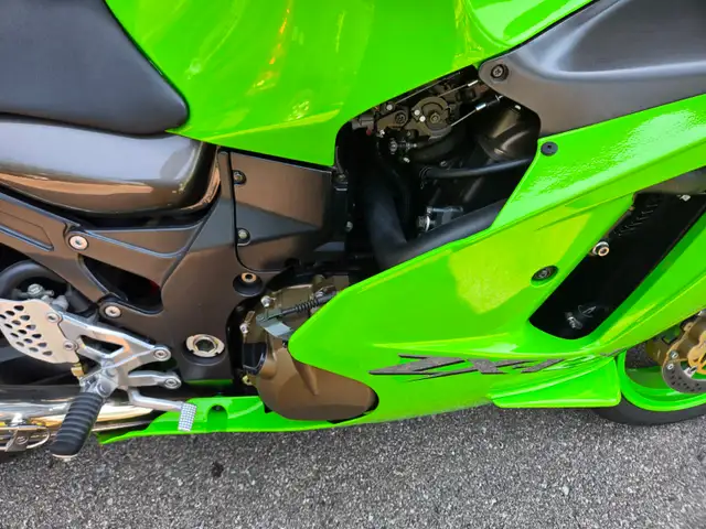 2003 Kawasaki Green  ZX12R  Ninja excellent condition in Road in Markham / York Region - Image 7