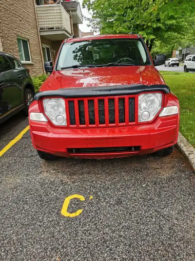 Je vends une Jeep Liberty 2010, rouge, elle fonctionne muy bien en 4x2 et 4x4, elle est équipée de p...