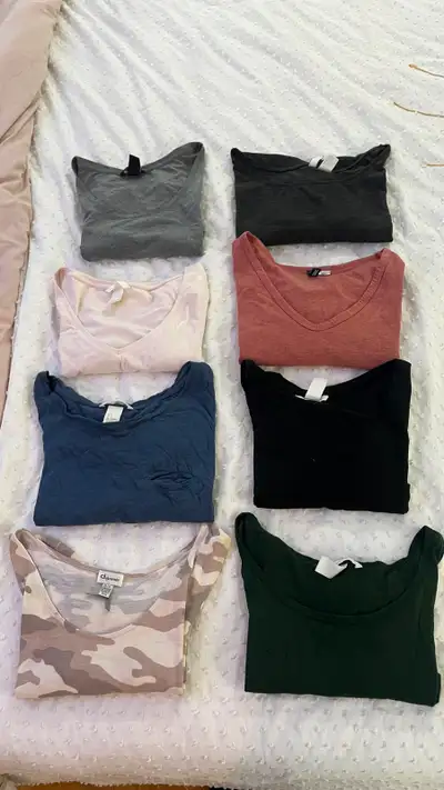 Divers chandails tailles Small et xsmall. H&M, dynamite, divided.