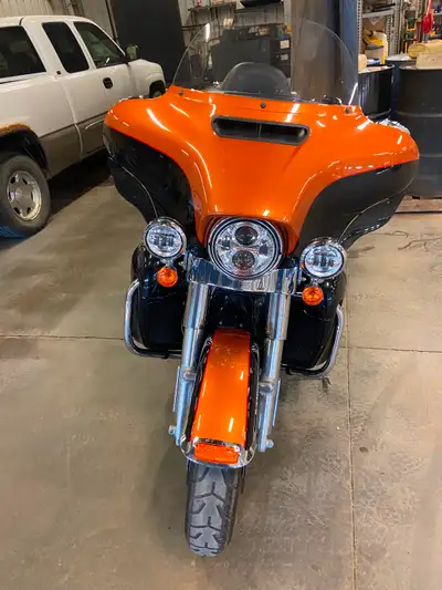 2017 ultra limited amber whiskey colour. Rums great. Stock bike heated grips cup holders Ad will be...