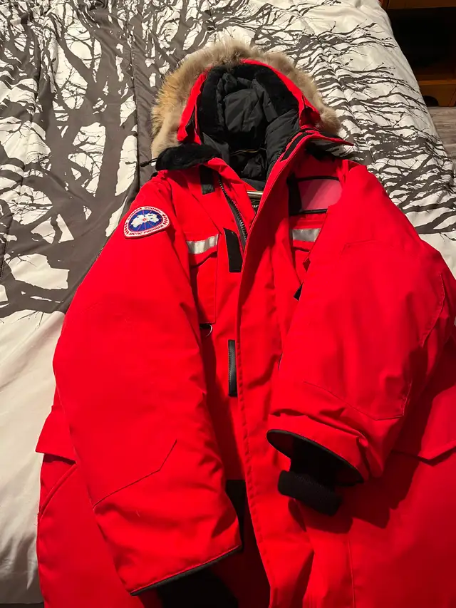 Canada Goose Resolute Parka in Men's in St. Albert - Image 3