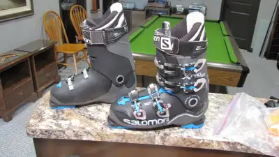 These boots' outer shell and inner boot can be heat molded to custom fit your foot. Size 29. Only us...
