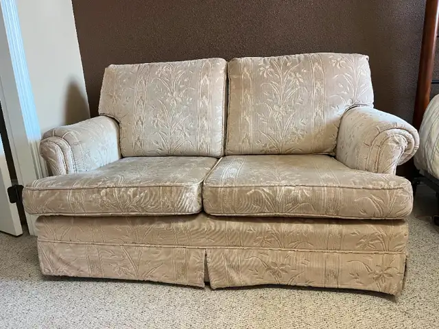 Loveseat with matching chair in Couches & Futons in Chilliwack - Image 2