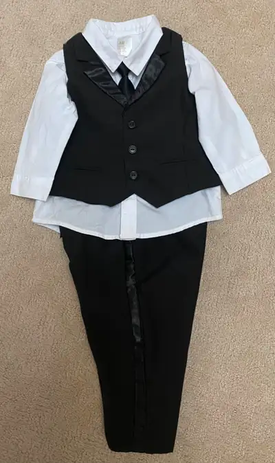 Size would depend on the child, but it is labelled 4 to 6 mos 4 piece: pant and vest with classy sat...