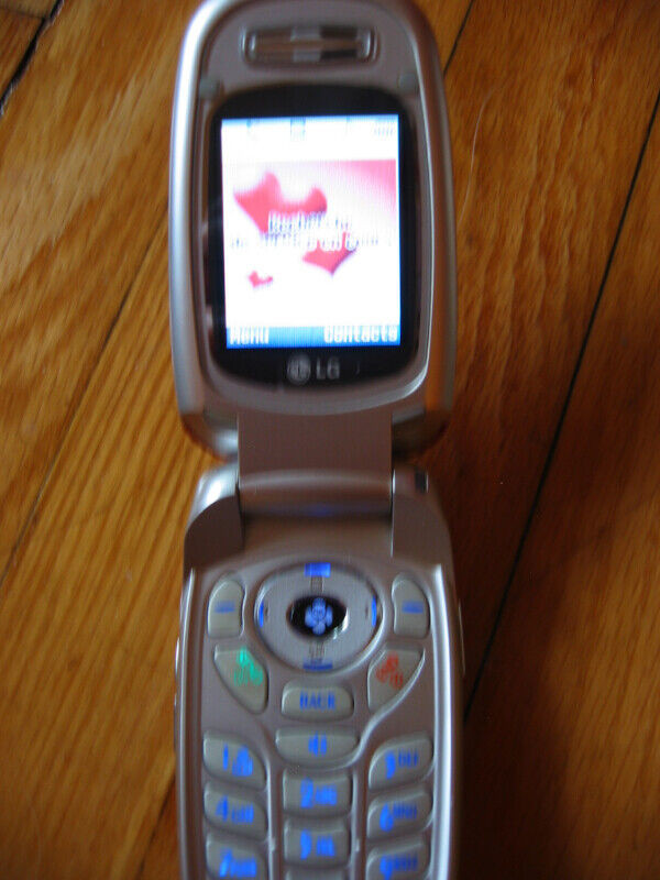 Téléphone cellulaire Telus rouge à clapet dans Téléphones cellulaires  à Laval/Rive Nord - Image 4