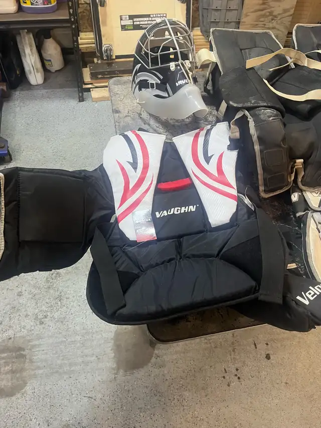  Road hockey goalie equipment in Hockey in Pembroke - Image 4