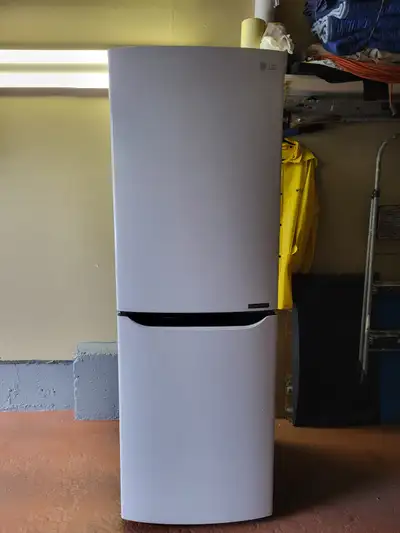 LG Fridge White 68'"h x 25"d x 24"w
