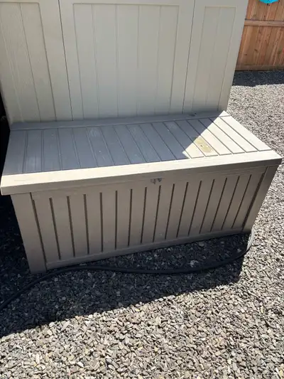 Outdoor storage Container $1 Small hole on the top as shown on the picture, still lots of life left...