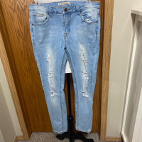 Women’s size 7 distressed jeans 