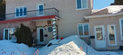 Belle petite chambre située à Jonquiere, près des restaurants Tim Hortons, McDonald's, AW, Saint-Hub...