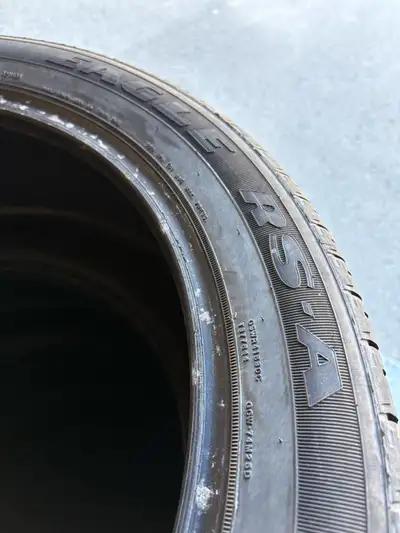 Je vends un ensemble de 4 pneus 255/45R20 M+S (boue et neige), ayant seulement une saison d’usure. I...