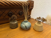 3 petits vases en céramiques antique 7 cm de haut. 3 small vinta