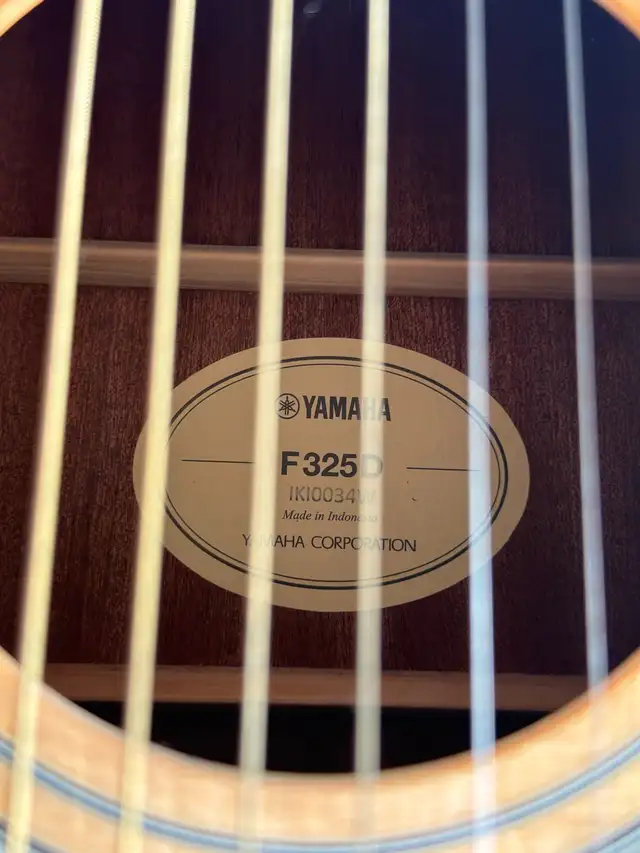 Yamaha F325D Acoustic Guitar – Great Condition in Guitars in Mississauga / Peel Region - Image 3