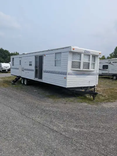 2009 Roulotte tous rénové dois partir avant l' hiver 1 chambres à l'avant et bunk a l'arrière Avec 2...
