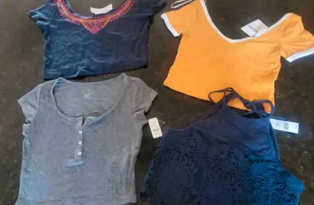 NWT Crop Ts and Tanks XS-S in Women's - Tops & Outerwear in Gatineau - Image 2