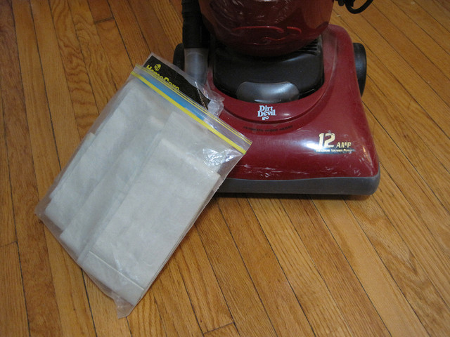 Dirt Devil Bagged Upright Vacuum in Vacuums in City of Toronto - Image 4