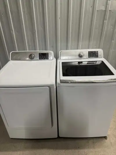 Cet ensemble laveuse-sécheuse Samsung blanc offre une grande capacité et des fonctionnalités avancée...