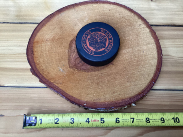 Rare 1973 ST. CATHARINES BLACK HAWKS puck on wood display ! in Arts & Collectibles in City of Toronto - Image 2