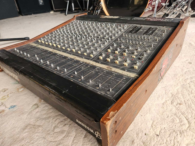 Roland RM-1200 Mixer dans Matériel audio professionnel  à Ville de Montréal - Image 2