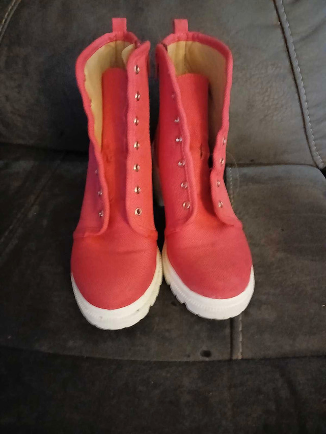 Women's Pink and White High Tops Size 6.5 in Women's - Shoes in City of Toronto - Image 2