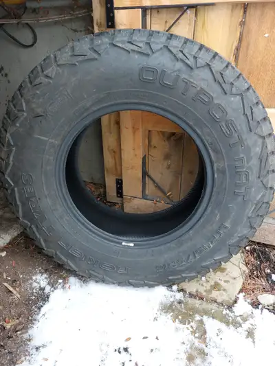 2 pneus NOKIAN TYRES LT 245/75R16 pour VR Neufs. Jamais utilisés. Payé 350$ chacun. Prix demandé : 2...