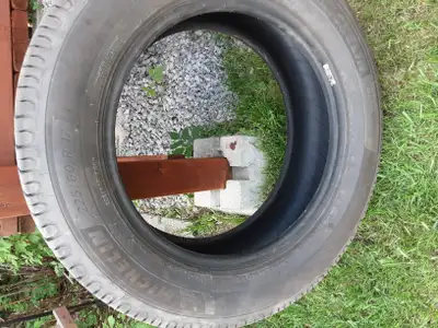 Michelin Defender 225/60 R 17 A fait 2 été seulement. Acheter chez Canadian Tire à 250$/pneu. Laisse...