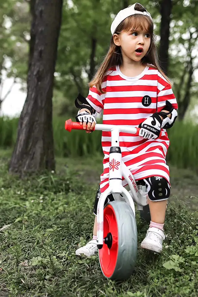 Red *NEW*  Kid Balance Bike, 10.5-inch wheels, Ultra-light in Kids in Ottawa - Image 3