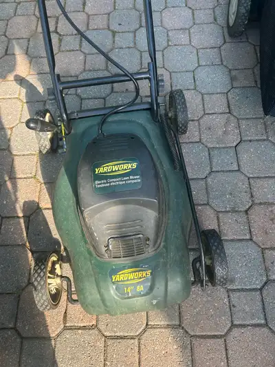 This pre-owned Yardworks 14-inch electric lawn mower features an 8A motor and is perfect for maintai...