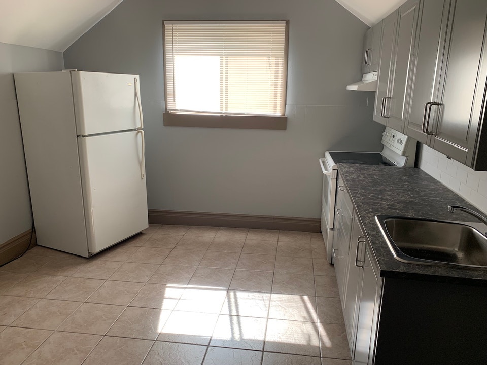 SPACIOUS UPPER 2 BEDROOM APT. IN CENTRAL ST. CATH.!!!! 2