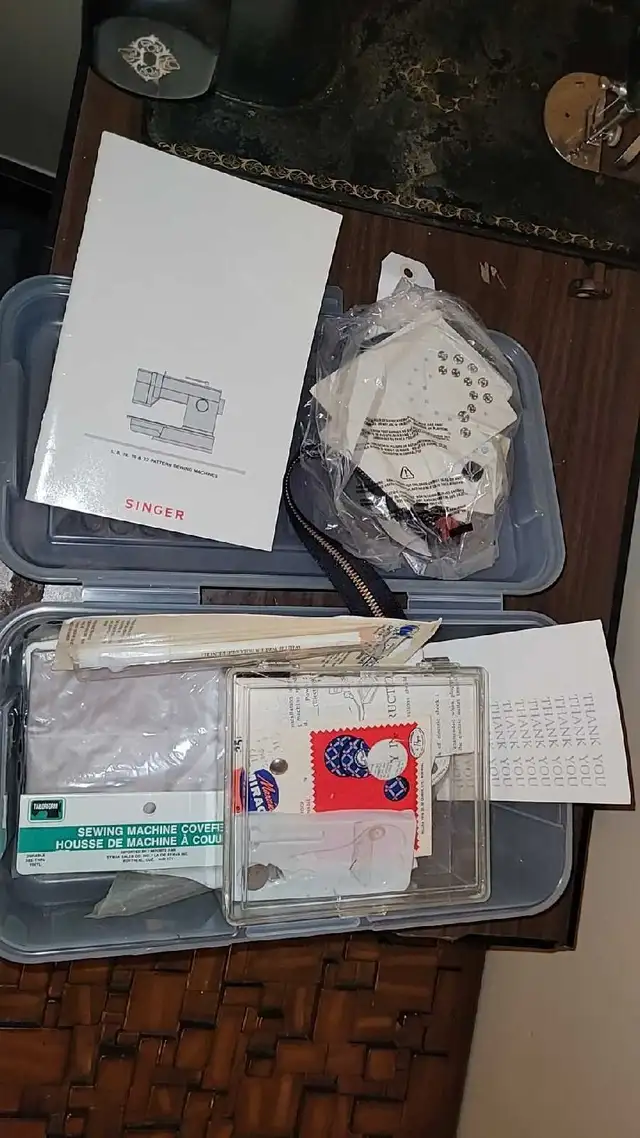 Vintage Singer Sewing Machine with Accessories in Hobbies & Crafts in Edmonton - Image 5