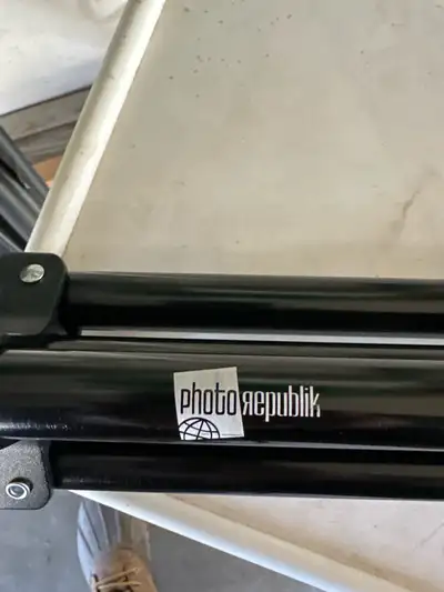 This Photo Republik tripod is perfect for photography lights and is in used condition. It extends to...