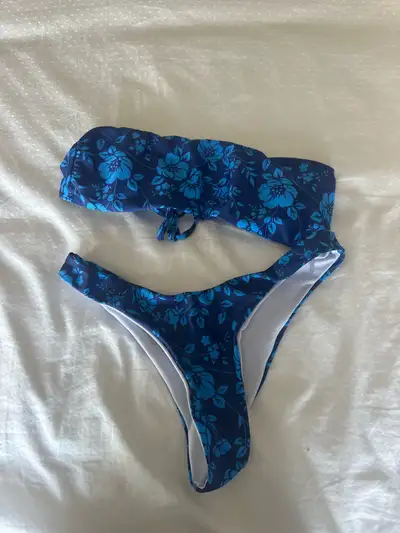 This is a cute blue floral bikini in size XS. It's in excellent condition, ready for your next beach...