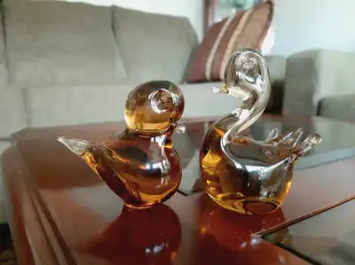 Pair of vintage, paperweight figurines- swan & bird. Very good vintage condition, no chips or cracks...