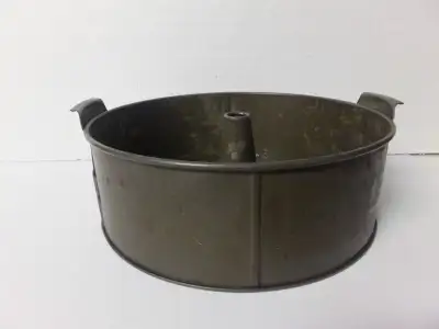 I am offering for sale 2 antique baking tins. ***EACH*** they cake pans do not come apart the bottom...